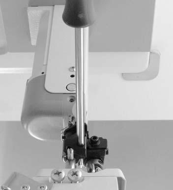 Poloha patky ve směru šití má být seřízena: - pro jednojehlové stroje (B) = 1,3 až 2,3 mm - pro dvoujehlové stroje (B) = 0 až 2,3 mm 3.