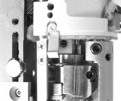 4.5 Mazání chapače 1. Mezi mazacím tělesem (2) a chapačem má být mezera (A) = 0,3 mm. 2. Regulační šroub mazání (3) má vyčnívat z tělesa mazání 0,5 mm.