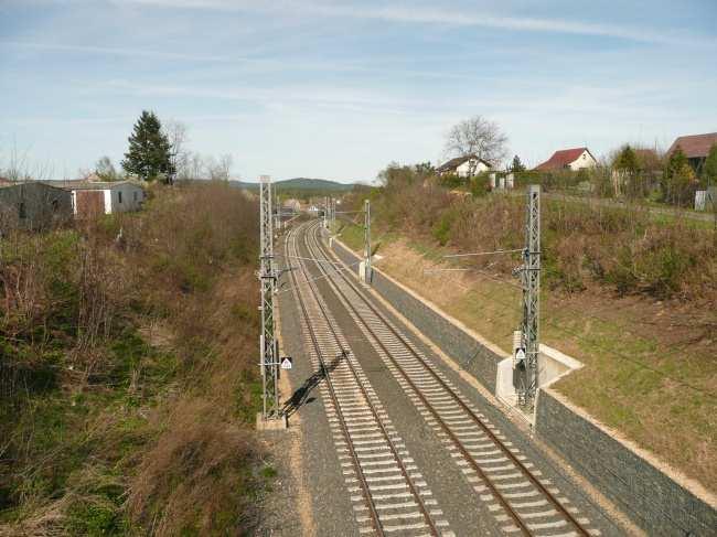 Měřící stanoviště je vzdálené zhruba 1,5km od železniční stanice Rokycany ve směru do Berouna.