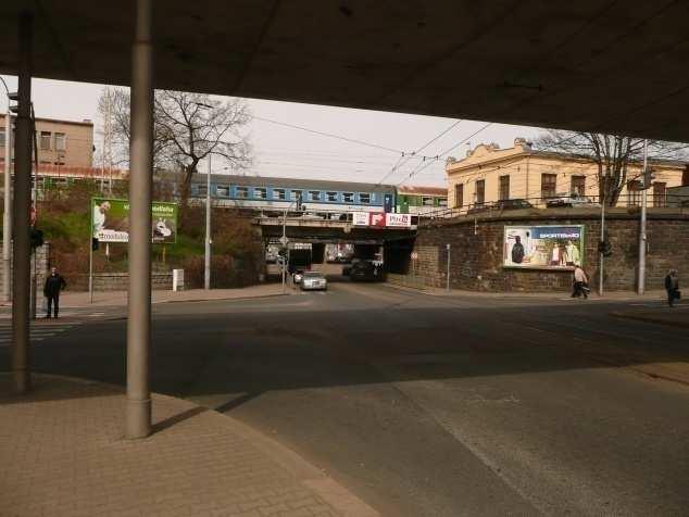 Most 2 je asi 100 metrů dlouhý a 8 metrů široký.
