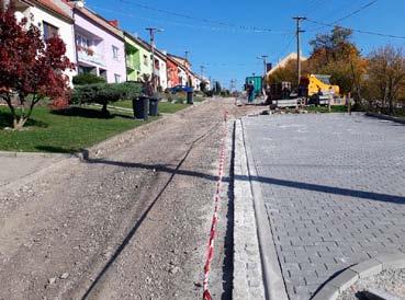 Dále došlo k výměně starých obrubníků za nové, rekonstrukci chodníku a buduje se nové odstavné parkoviště.