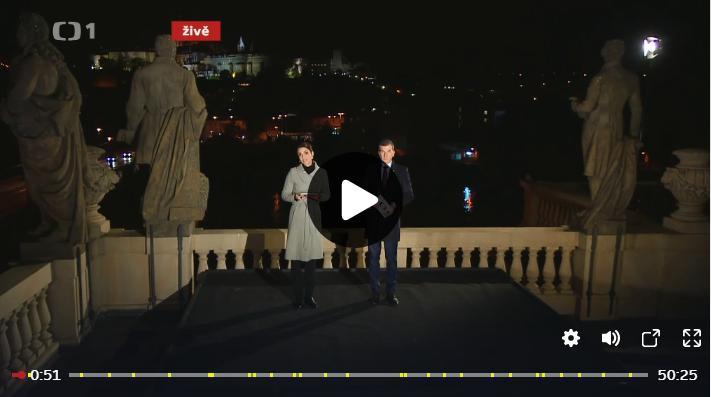 střechy Rudolfina se sochami konotujícími historii a kontinuitu a pohledem na