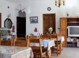 Dům nemá výtah. VYBAVENÍ A SLUŽBY HOTELU V přízemí domu je restaurace, kde se podávají snídaně a malá recepce. Na recepci jsou trezory za poplatek. Na recepci a v restauraci je Wi-Fi zdarma.