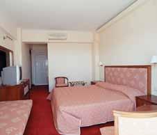 Jsou vybaveny prostornou koupelnou (vana s jacuzzi, toaleta), fénem, ledničkou, TV/SAT, telefonem, Wi-Fi, klimatizací a trezorem (za příplatek). Dětská postýlka je na vyžádání (zdarma).
