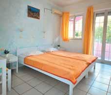 patře vilky jsou apartmány vždy s 1 ložnicí (2 lůžka) a obývací kuchyň s rozkládacím gaučem (další 2 lůžka).