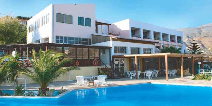 Dítě ubytování zdarma Panoramatický výhled na zátoku Klidné prostředí Rezervujte včas Svozy na/z letiště Damnoni Bay Hotel Polopenze KRÉTA DAMNONI Hotelové budovy stojí ve svahu nad zátokou Damnoni