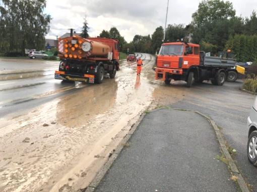Velká voda v Javorníku Dne 24.9.2018 při přívalovém dešti došlo ke splavování ornice z polí do obce.