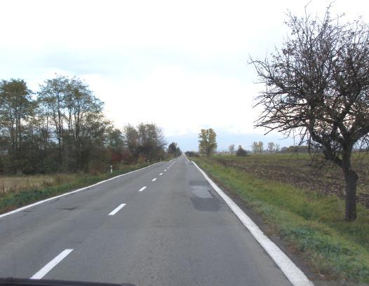 neprehľadnú zákrutu pred priechodom pre chodcov v km 28,700 osadiť výstražnú dopravnú značku A 13