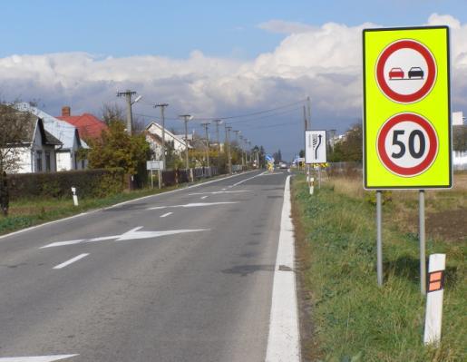 Výsledky kontroly zrozumiteľnosti, úplnosti a kvality dopravného značenia 11 pred obcou Dvornianky v smere Vranov nad Topľou nekorešponduje zvislá dopravná značka B 29a zákaz predbiehania s