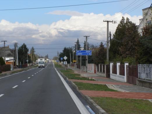 STN 01 8020 kolority retroreflexných materiálov viď foto 29 (výplň dopravnej značky P 8 - hlavná cesta je biela namiesto žltej) zosúladiť zvislú a vodorovnú dopravnú značku zákaz predbiehania vymeniť