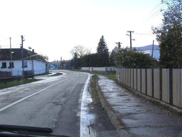 smere Hriadky nachádza križovatka s miestnou komunikáciou, za ktorou je situovaný priechod pre chodcov.