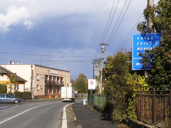 j. v opačnom smere) absentuje informatívna smerová značka IS18b, ktorá by nasmerovala vodičov na cestu II/576. Pred križovatkou je osadená len inf.