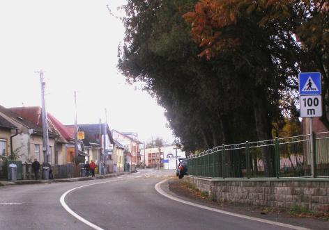 35 Na cestu II/576 podľa existujúceho dopravného značenia je možné sa dostať z cesty I/18 cca 500 m za križovatkou s cestou I/79, čo je v rozpore s Autoatlasom Slovenskej republiky ako i údajmi o