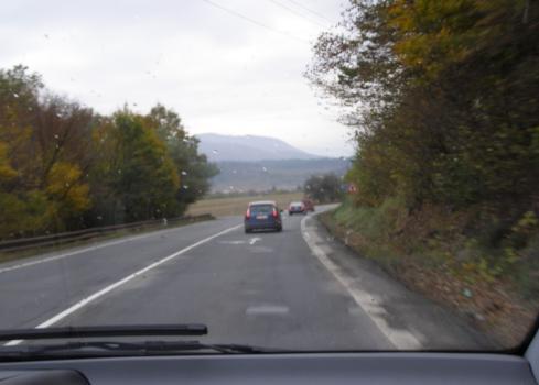 kraj, okres Banská Bystrica) v smere Brezno nesprávne osadená dopravná značka IP6 priechod pre chodcov.