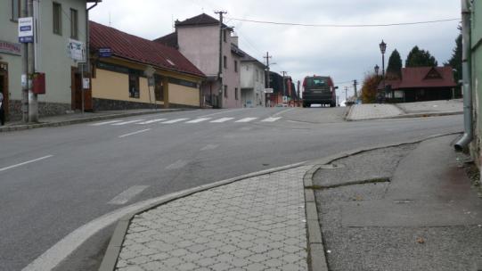 úsek km 149,000 150,000 obec Polomka km 149,000 - pred vstupom do obce Polomka v smere Telgart je vodorovným dopravným