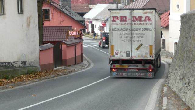 O existencii šikany nie je vodič informovaný zvislou príkazovou dopravnou značkou C 29 zmena smeru jazdy.