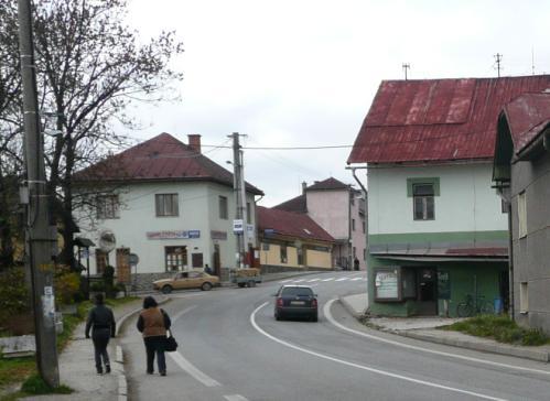prikázanú zmenu smeru jazdy a spojazdňujú nefyzický ostrovček.