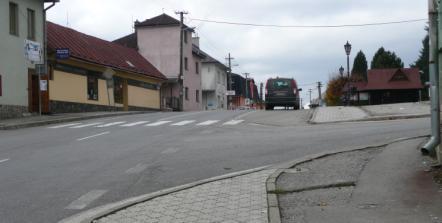 označený výstražnou značkou A 4a zúžená vozovka z oboch strán.