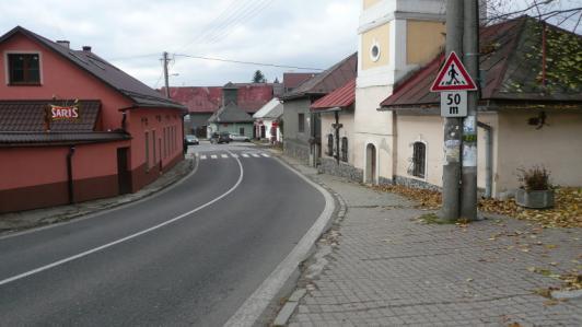 Znížením rýchlosti v tomto úseku cesty sa skľudní doprava v úseku so zvýšeným pohybom chodcov, nakoľko v rámci tohto úseku sa nachádzajú priechody pre chodcov umožňujúce pohyb chodcov k obchodom,