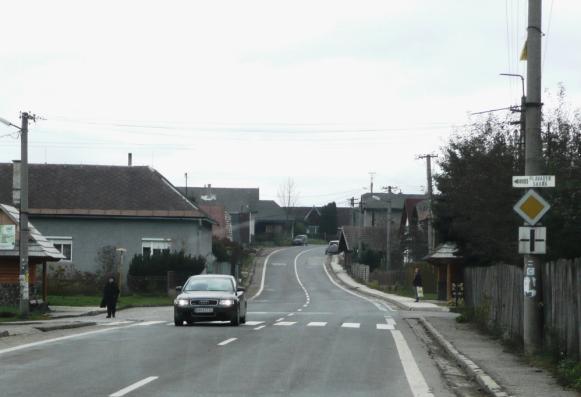 Výsledky kontroly zrozumiteľnosti, úplnosti a kvality dopravného značenia 19 osadiť v úrovni obidvoch priechodov pre chodcov v oboch