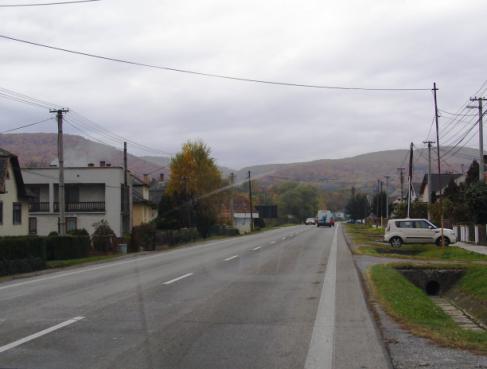 rýchlosť 70 km/h, odporúčame ju znížiť na štandartnú rýchlosť v obci a to 50 km/h z nasledujúceho dôvodu : po ľavej strane cesty nie sú vybudované chodníky (je len spevnená