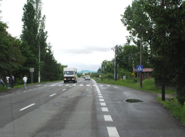 cez rieku Laborec v smere Košice sa nachádza priechod pre chodcov.