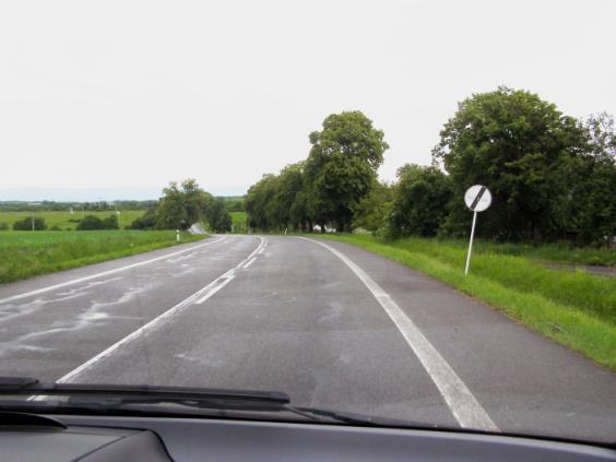 značku pozor A 1 - zákruta, nakoľko je zákruta vedená v smerovom aj vo výškovom oblúku - viď foto 11, 12.