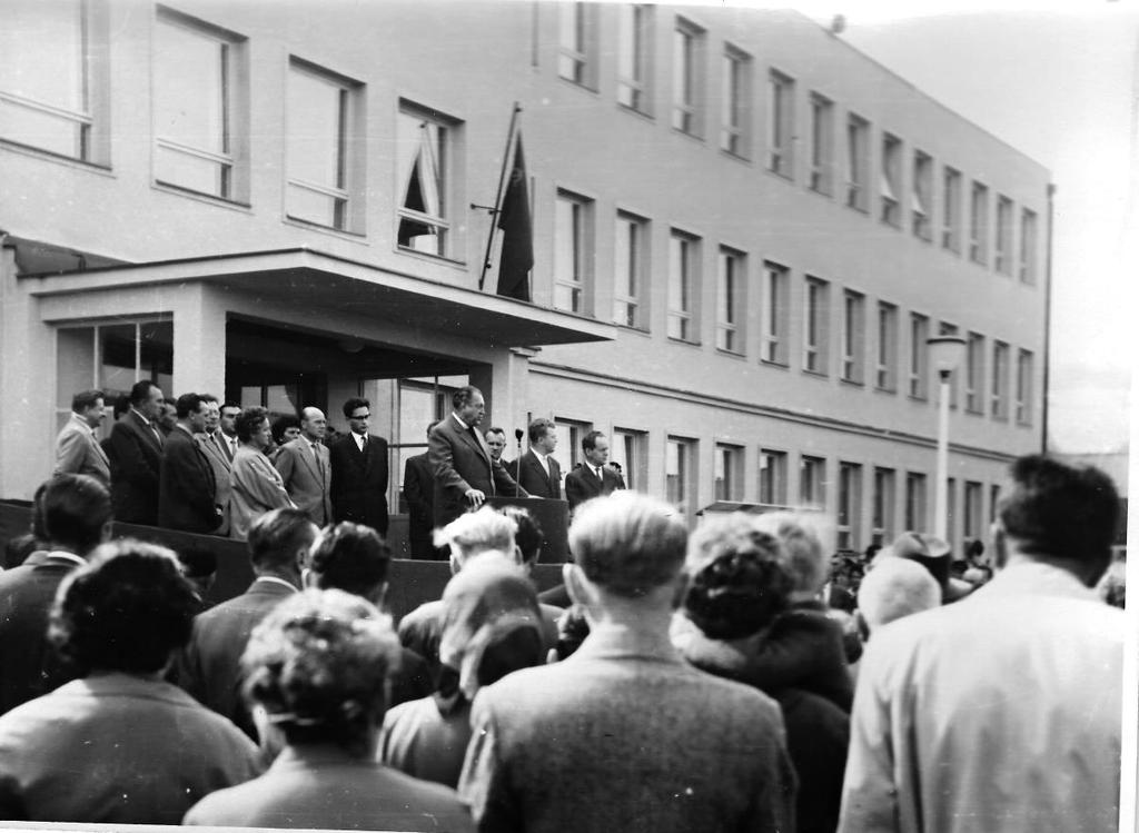 a ředitelství se správou polikliniky. Ve druhém patře bylo umístěno zubní oddělení (tři pracoviště), zubní laboratoř, zasedací místnost a lůžkové oddělení. Tento záběr je z 8.