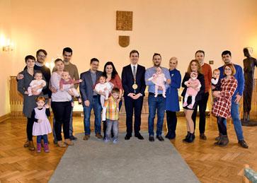 společenská rubrika Praha 3 vítala nové občánky Na vítání občánků dne 15. 2. 2018 vystoupily děti z MŠ Jaroslava Seiferta. Nejmladší občánky Prahy 3 přivítal zastupitel Radek Hlaváček (ČSSD).
