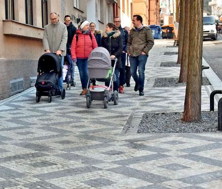 téma Praha 3 chce platit opravy chodníků, ale TSK jako správce nestíhá Opravené chodníky jsou podobně jako péče o veřejná prostranství vizitkou městské části.