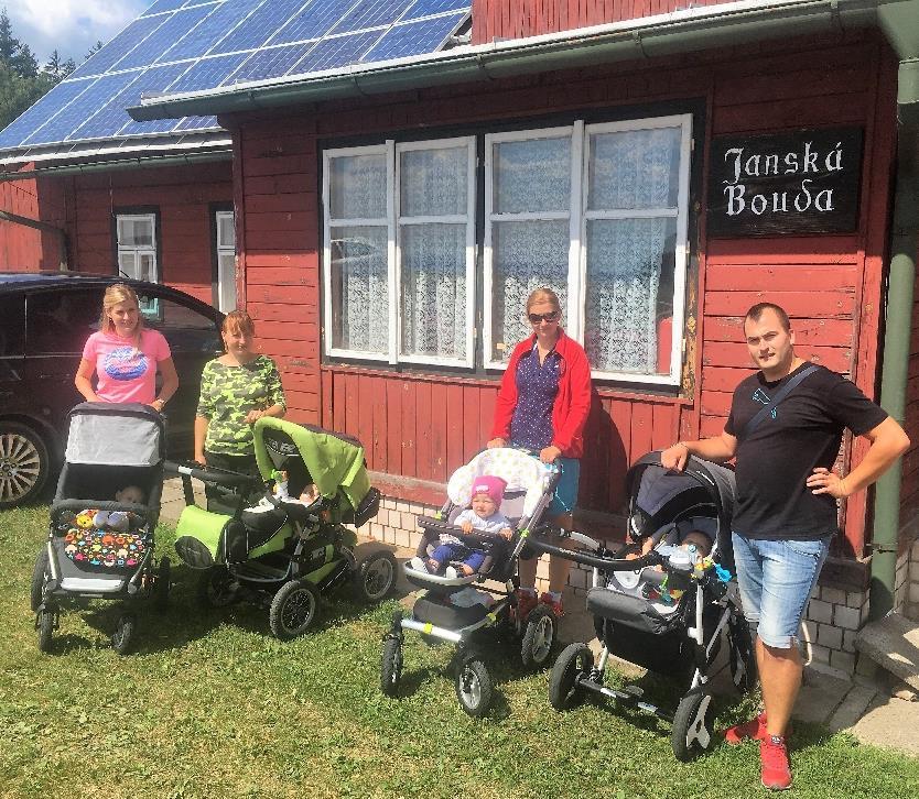 Večer jsme pak společně trávili řečmi, jídlem, pitím, pozorováním padajících hvězd, hrál se stolní tenis a kulečník. Za zmínku stojí i gurmánské výkony obou Davidů.