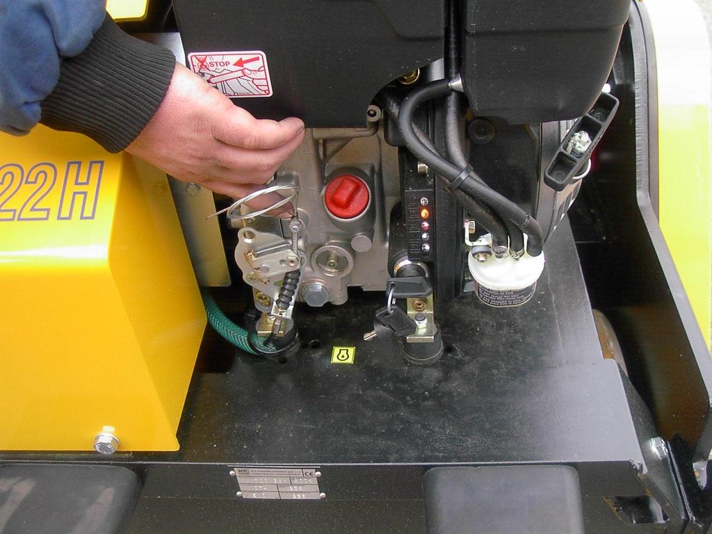 4.6. Kontrola hladiny hydraulického oleje V záruční době je zakázáno otevírat hydraulickou nádrž, rozpojovat hydraulický okruh a měnit jakékoli jeho prvky.