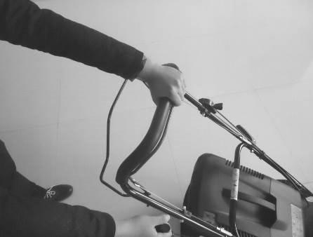 Palivo dopĺňajte len vonku pred naštartovaním motora a pri dopĺňaní alebo manipulácii s palivom nefajčite.