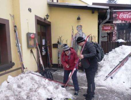 Bohužel někteří výletníci nejdou po trase naučné stezky, ale po žluté turistické značce. Naštěstí obě končí u motorestu Koliba, cíle naší cesty.