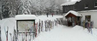 JESTŘEBÍ BOUDA TURISTICKÁ ZÁKLADNA V JESTŘEBÍCH HORÁCH Jestřebí bouda leží v osadě Paseka na hřebeni Jestřebích hor a je jejich turistickým centrem.