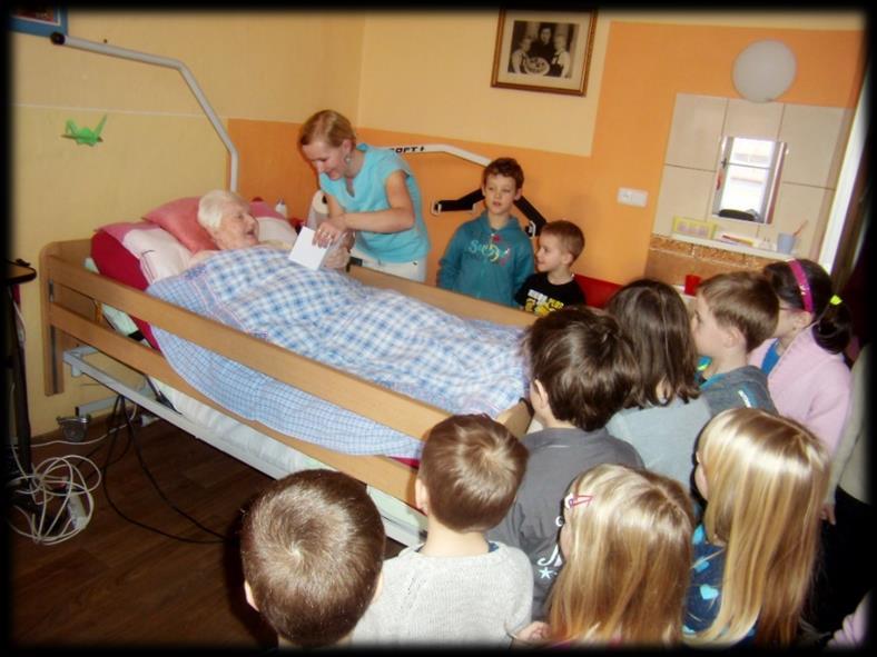 zakoupení 2 ks polohovacích relaxačních křesel (z daru Diecézní charity ostravskoopavské) zakoupení 4 ks skříní na pokoje uživatelů Hospodaření střediska k 31. 12. 2016 Výkaz zisků a ztrát v tis.