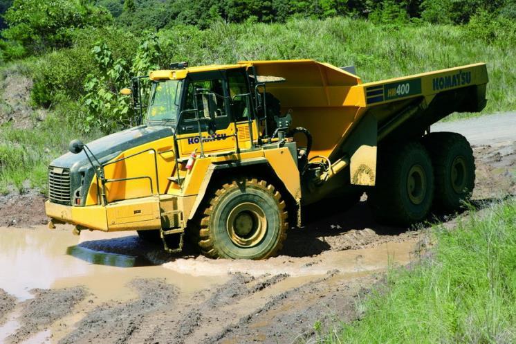 Obr. Kloubový dampr 3.3.2 Související činnosti Mezi související činnosti patří především skladování a expedice výstupních materiálů. Skladování obvykle probíhá na volné ploše.
