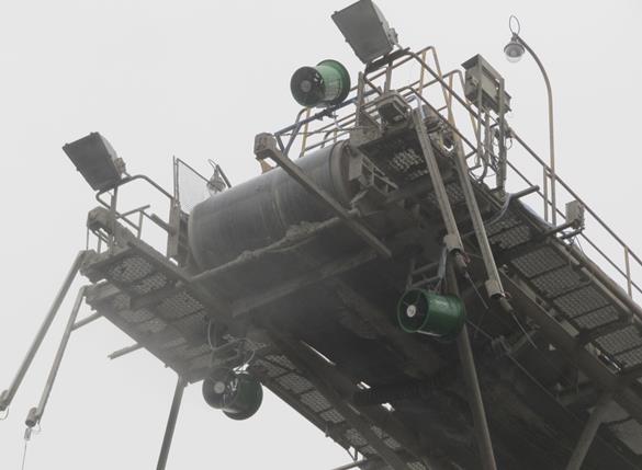 při přepravě vozidly mají být používány uzavřené nádrže a zásobníky (cisternová vozidla, kontejnery, krycí plachty).