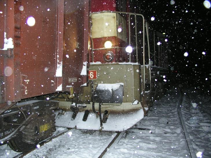 7 PŘÍLOHY Fotodokumentace z místa vzniku mimořádné události - nehody ze dne 27. 11. 2007, vykolejení HDV řady 743.126-6 za jízdy vlaku Mn 80203 na dráze železniční celostátní Mosty u Jablunkova st.