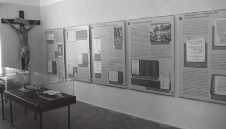 Slavnostní odhalení panelu Františka Hrubína před místní základní školou v Lešanech v září