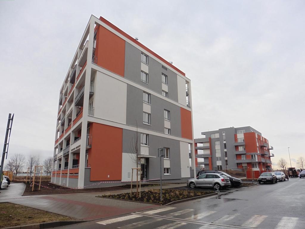 UTB ve Zlíně, Fakulta aplikované informatiky 41 5 NÁVRH PROJEKT ŘÍZENÍ VĚTRÁNÍ CHÚC V BYTOVÉM DOMĚ Řešeným objektem pro zpracování projektové dokumentace na definované zadání jsou bytové domy A a B v