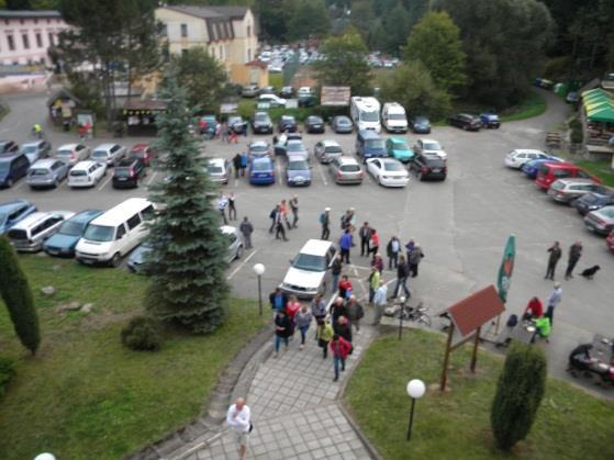 A oslava to byla vskutku velkolepá. Sešlo se na ní několik stovek návštěvníků. Byli mezi nimi jak bývalí kantoři, tak i absolventi.