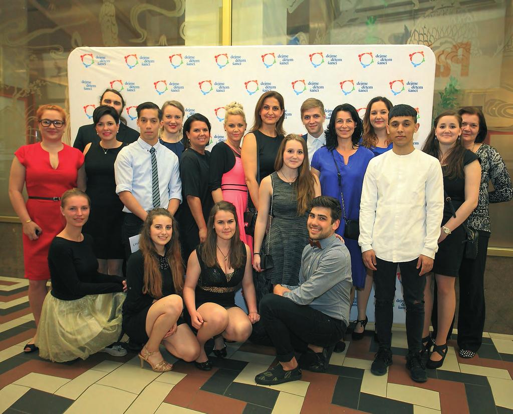 34 Tým DEJME DÌTEM ŠANCI se studenty Stipendijního programu na Benefièním veèeru v Divadle Palace.