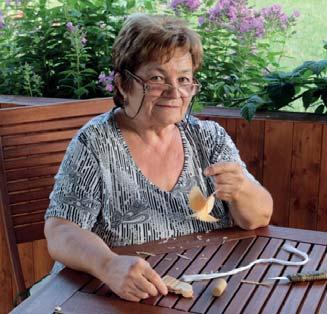 Zlínského kraje 2013 Mistr tradiční rukodělné výroby Zlínského kraje Práce se dřevem / Štípané holubičky Božena Vráželová Nový Hrozenkov Božena Vráželová (1945) žije v Novém Hrozenkově.