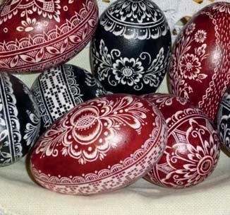 Ke zdobení vajíček se dostala náhodou, když v mládí objevila doma sbírku různě zdobených kraslic a mezi nimi jednu gravírovanou, která byla prasklá.