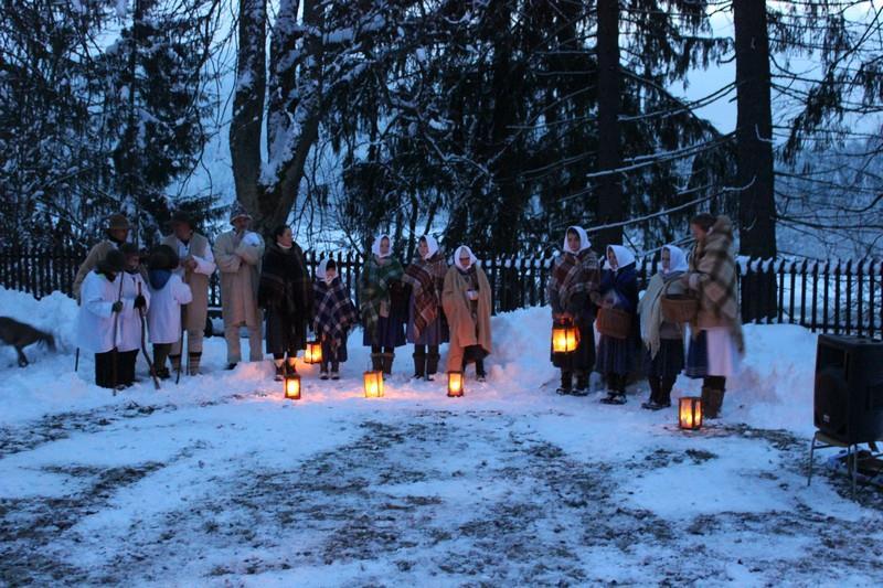 Starostka informuje Vánoce, vánoce přicházejí. Ano, vánoce a konec roku jsou už zase tady. Počasí je zatím sice jako na houpačce, ale snad se nakonec dočkáme bílých vánoc, alespoň u nás na horách.