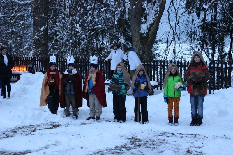 Začali jsme v sobotu, v předvečer adventu, slavnostním rozsvícením vánočního stromu, letos u kostela sv. Jindřicha.