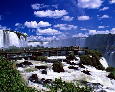 Ak máte záujem pozrieť si vodopády aj z brazílskej strany (cca 2 hodiny), ktorá ponúka komplexnejší, no menej detailný pohľad na