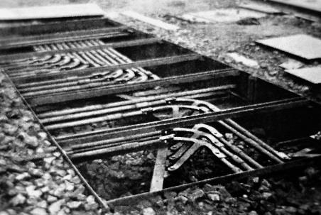pomocí závislostních plechů Příkaz či povel se od místa obsluhujícího zaměstnance musí