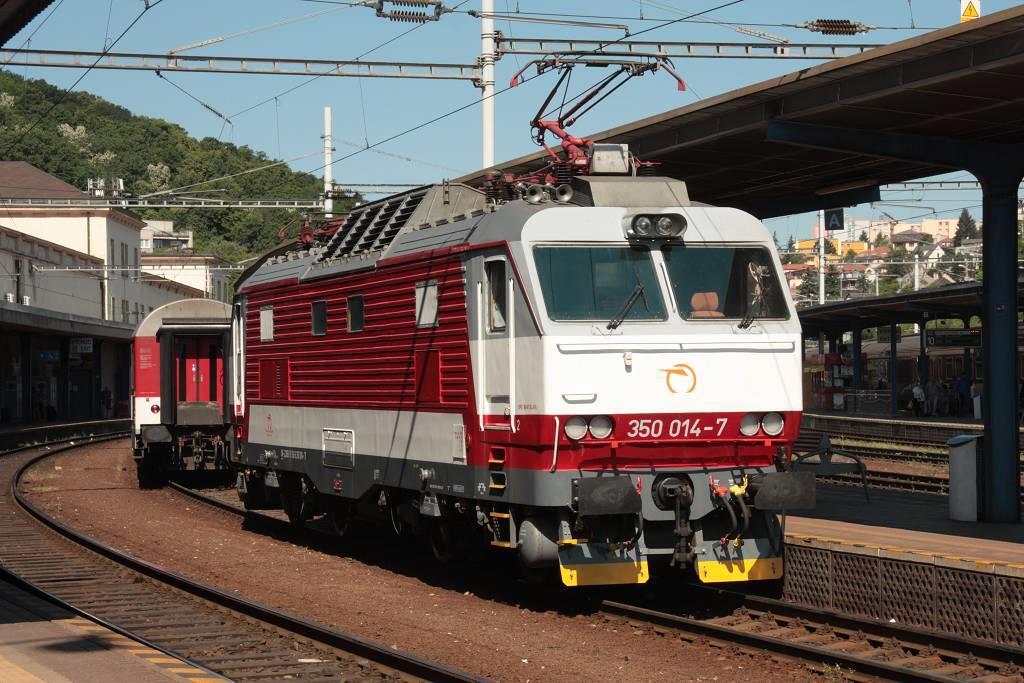 23 Lokomotiva 350 013-9 ZSSK v čele EC Metropolitan z Prahy do Budapešti odjíždí v dubnu 2018 z Bratislavy. I po 45 letech jezdí tyto lokomotivy rychlostí 160 km/h v čele mezinárodních expresů. Obr.